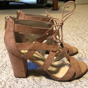 Cute tie up chunky heels!